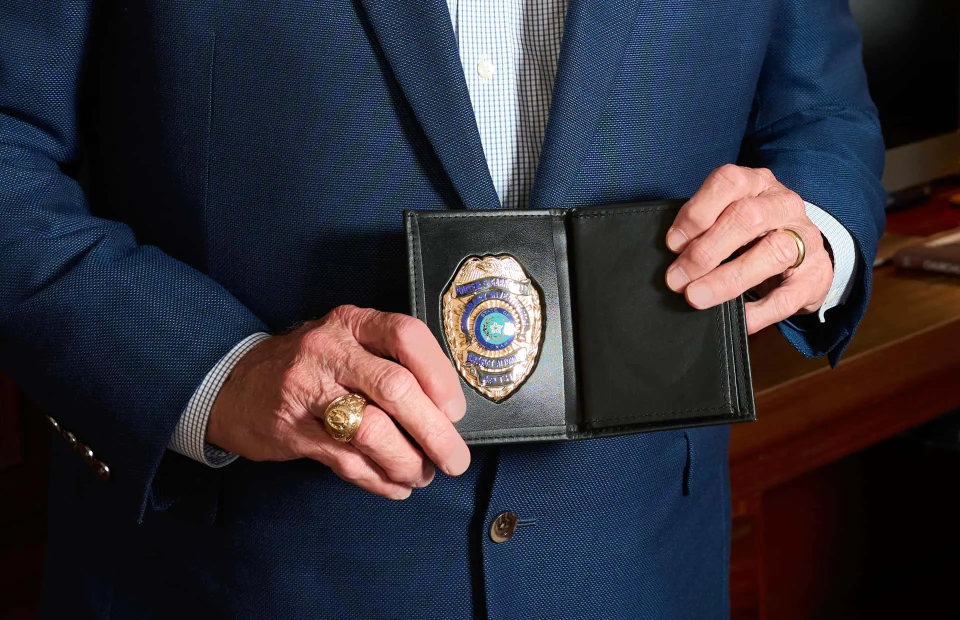 An honorary district attorney investigator badge