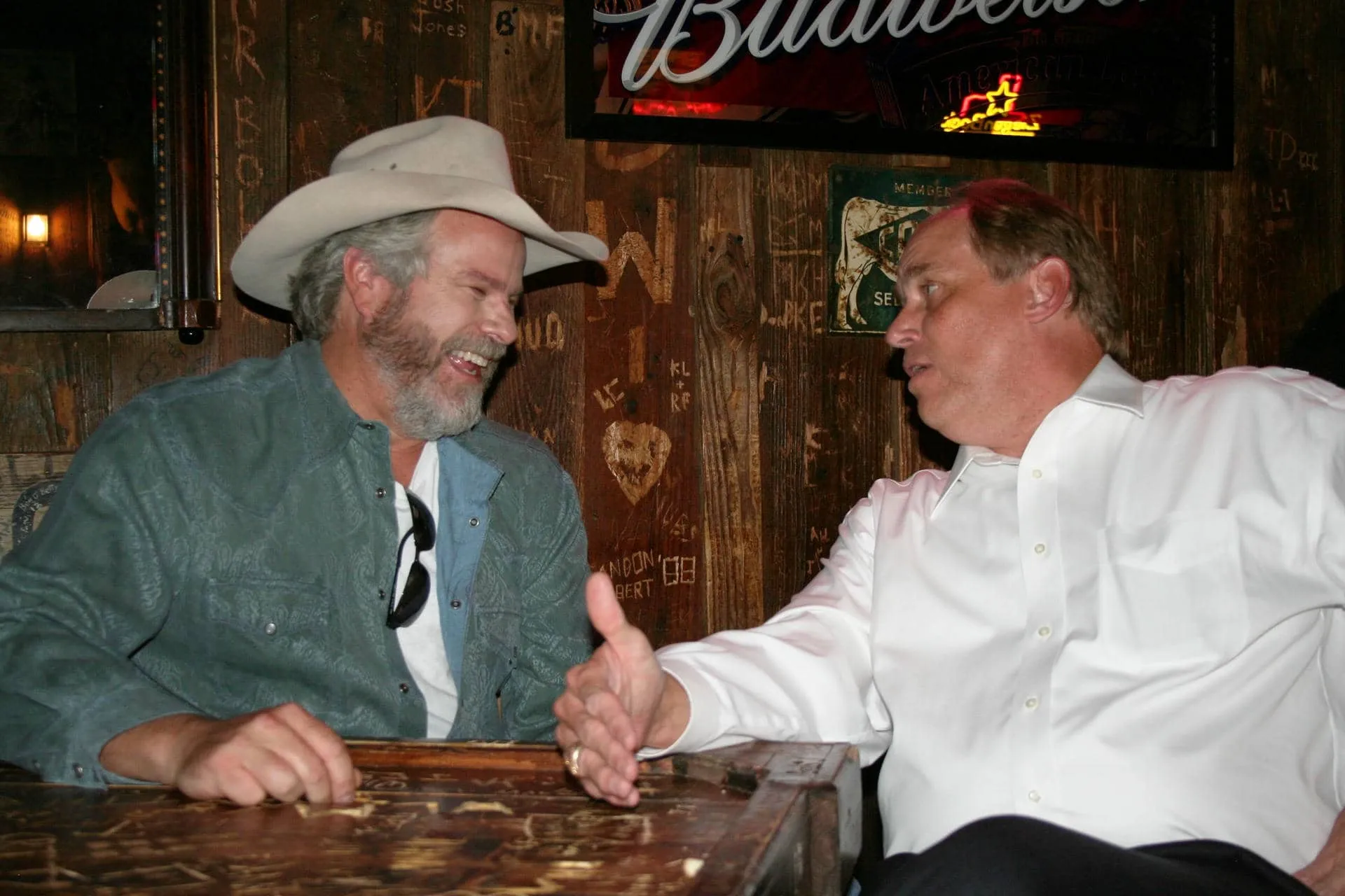 Robert Earl Keen and Porter Garner talking over drinks at the Dixie Chicken